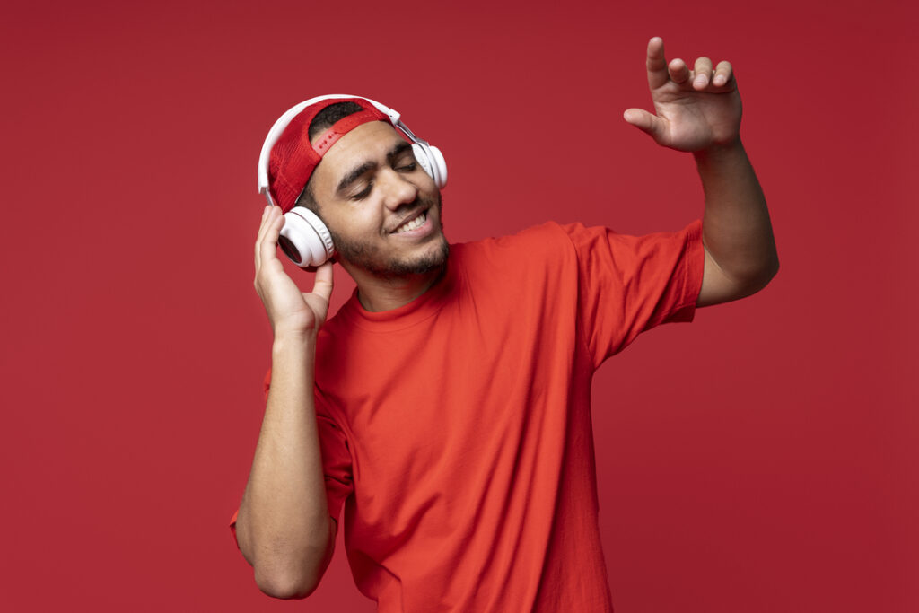 Aprender inglês com música é uma técnica eficiente para treinar o listening.