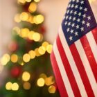 A tradição de Natal nos Estados Unidos inclui casas enfeitadas e iluminadas com pisca-pisca, troca de presentes e uso de suéteres temáticos por toda a família.